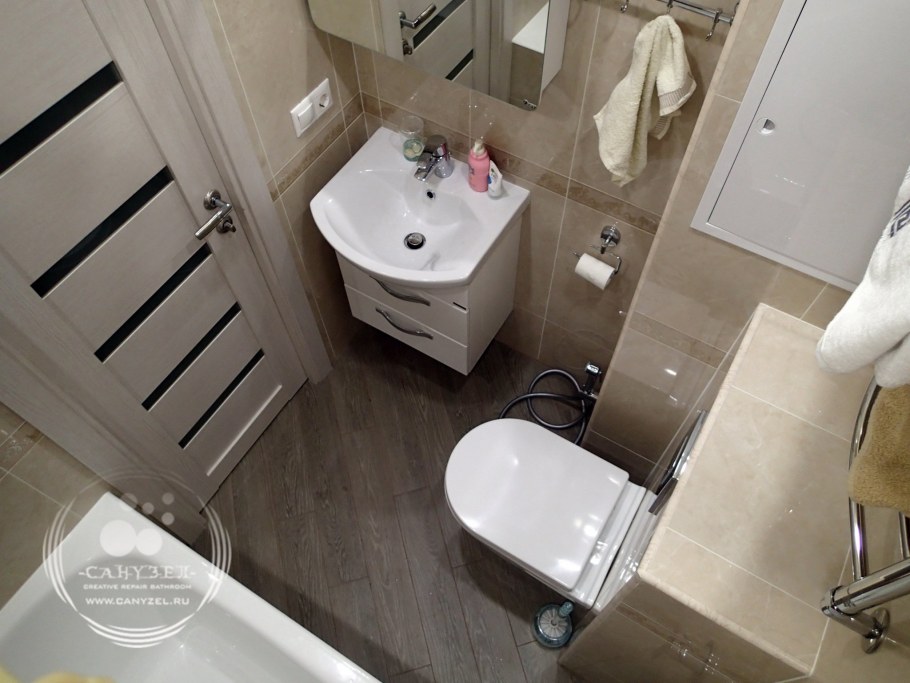 Дизайн увеличенной ванны за счет прихожей