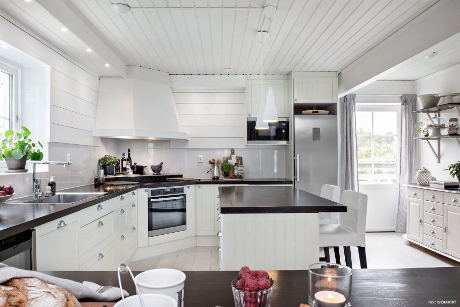 Белая открытая кухня