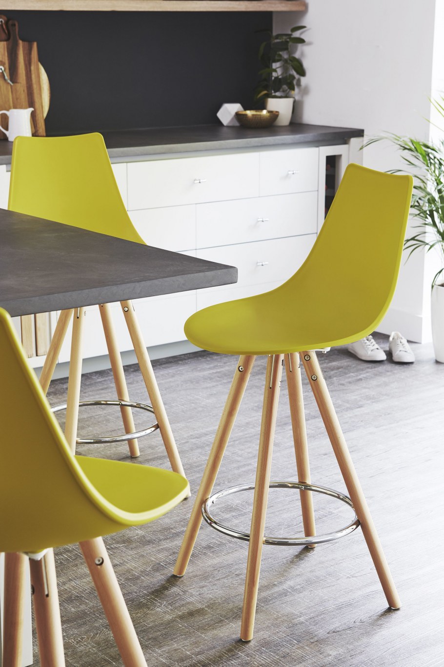 Стол с горчичными стульями