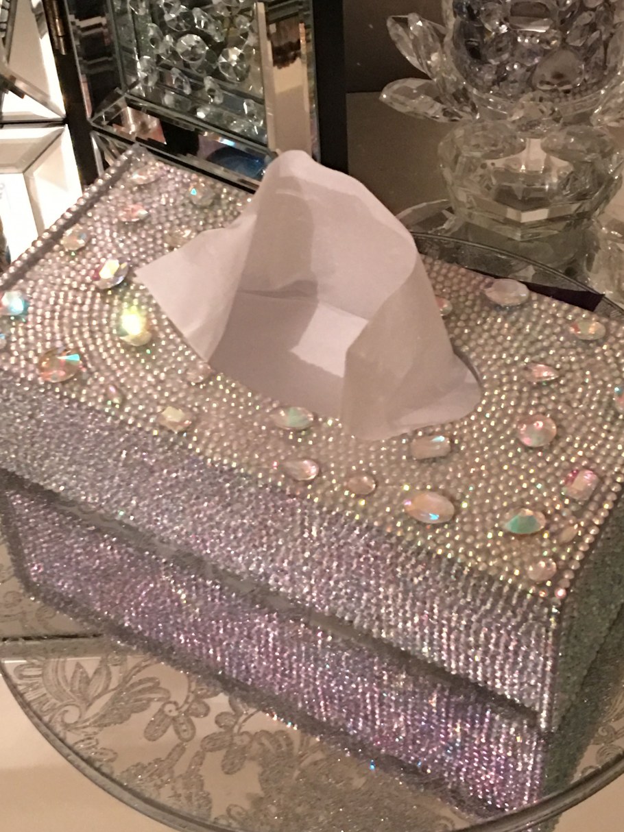 Стразы в интерьере квартиры