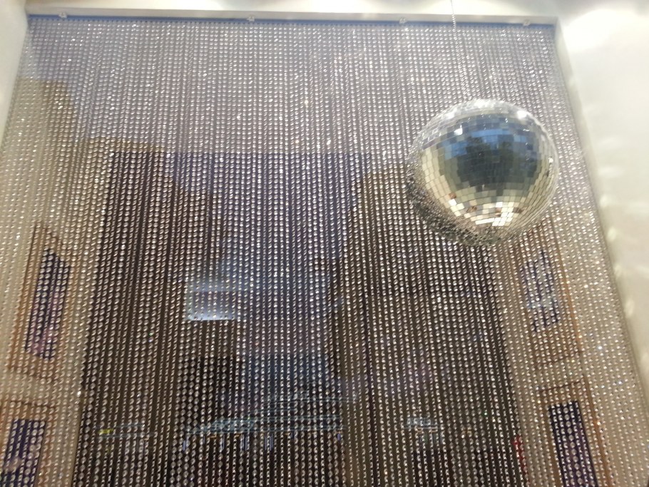 Бирюзовые шторы в спальне