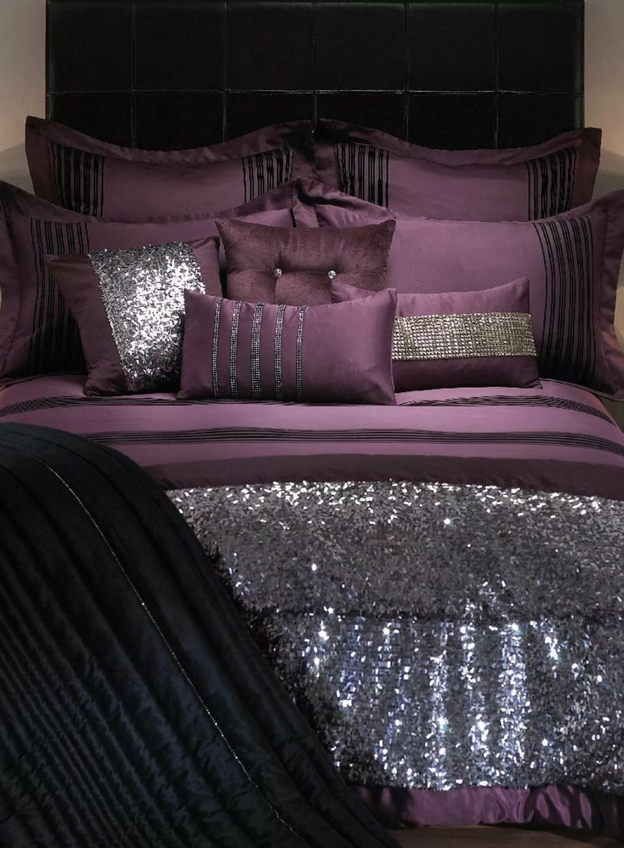 Сиреневые подушки в интерьере спальни