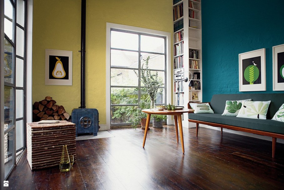 Светло зеленые стены с темным полом