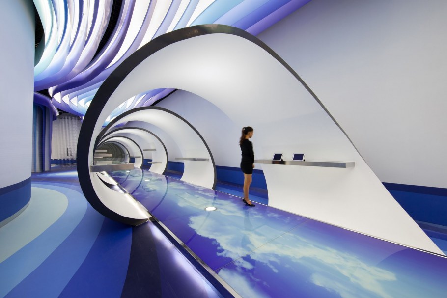 Неоновое здание изнутри