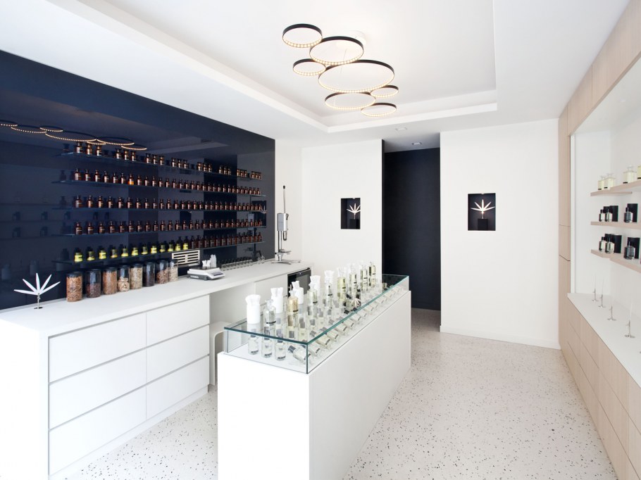 Красивая витрина с косметикой