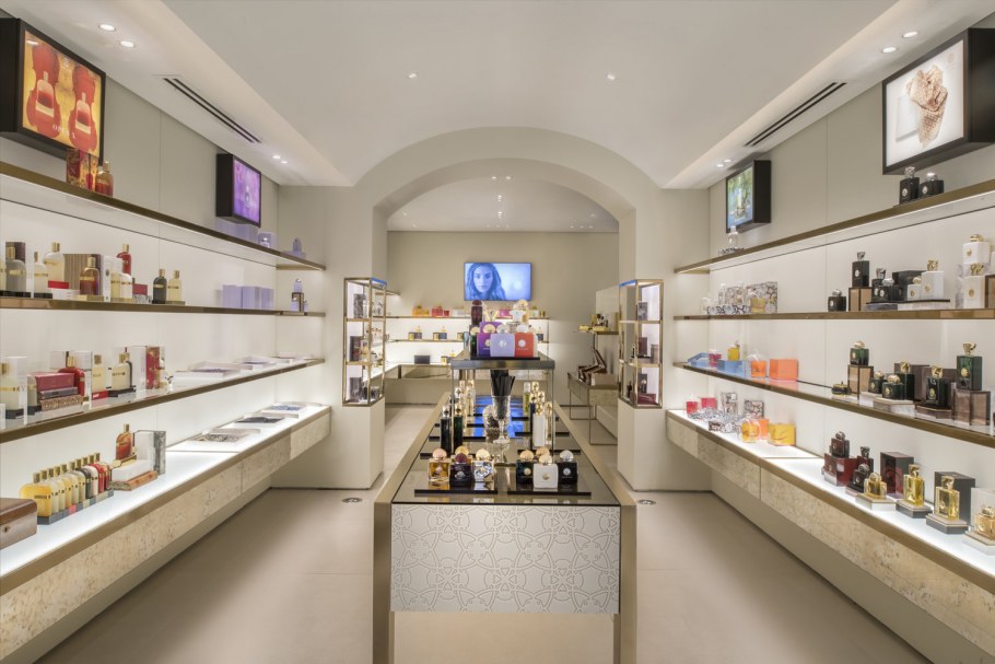 Интерьер магазина парфюмерии