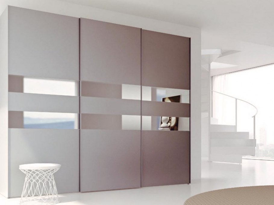 Шкаф купе с зеркалом в современном стиле