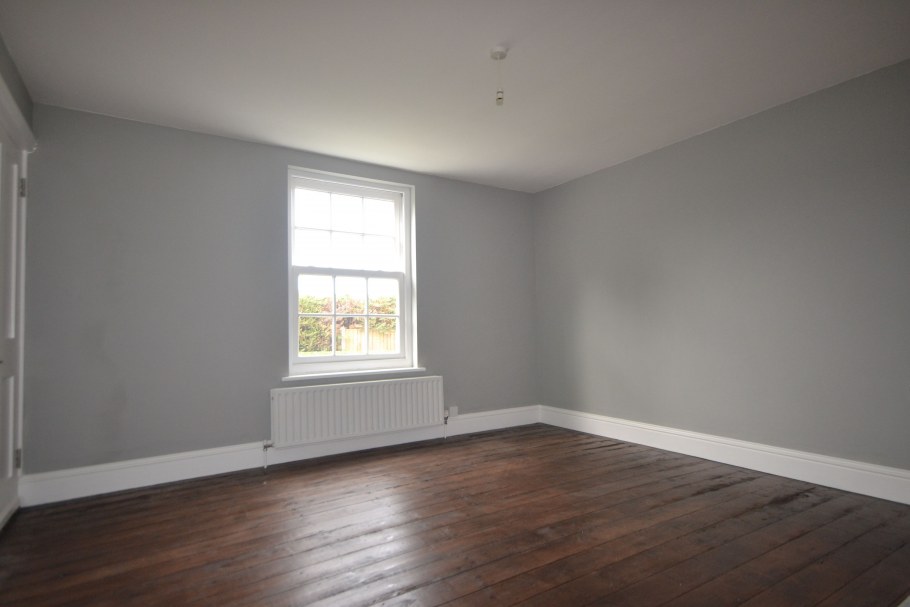 Пустая комната с серыми стенами