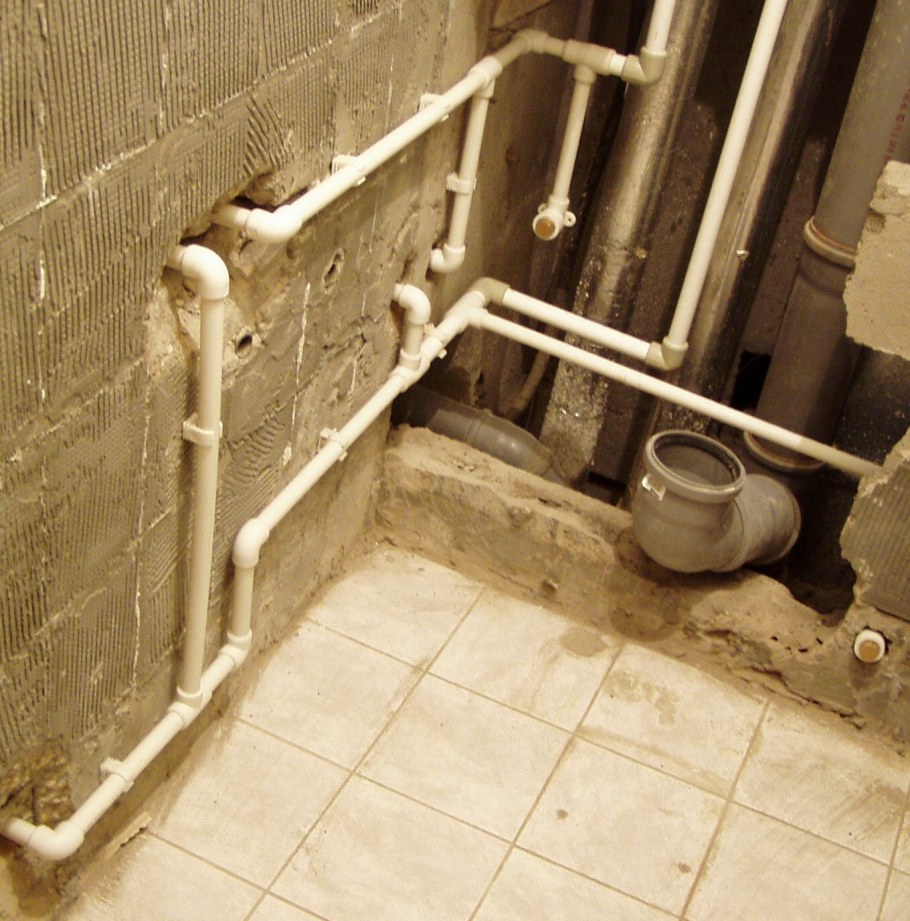 Водопроводные трубы в ванной