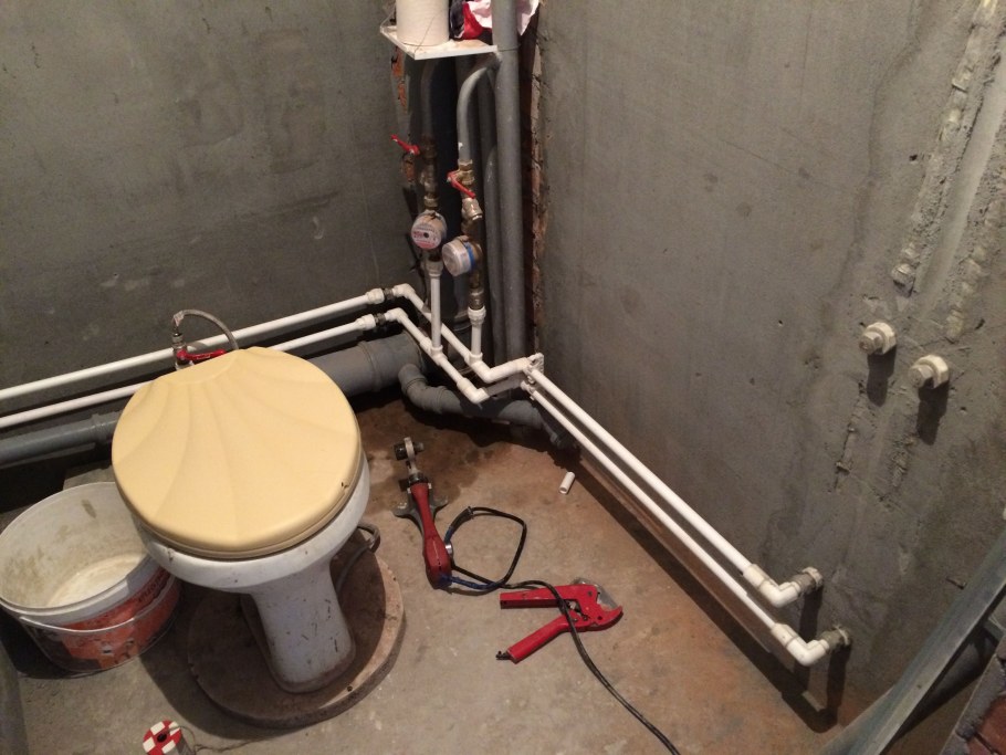 Прокладка труб для сантехники