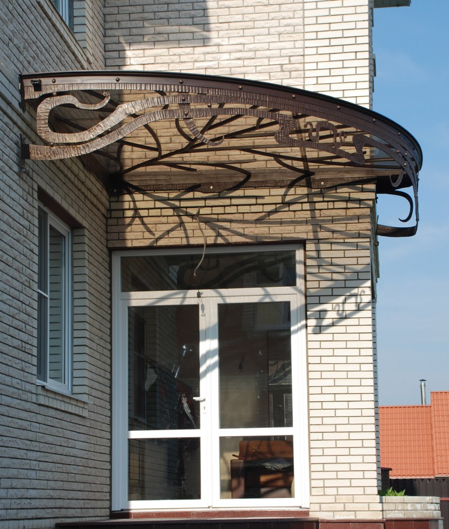 Козырек над входной дверью