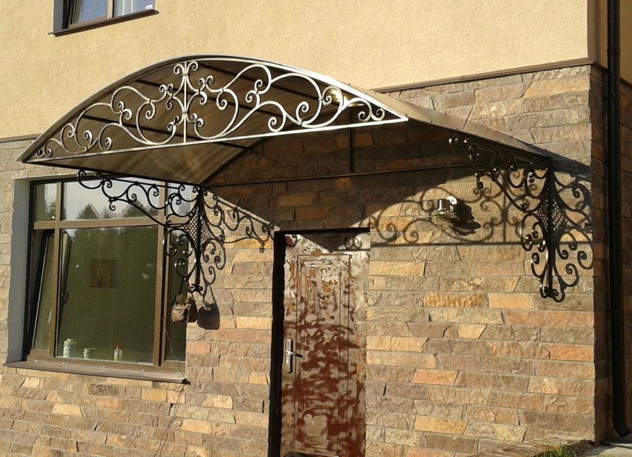 Кованые навесы над крыльцом