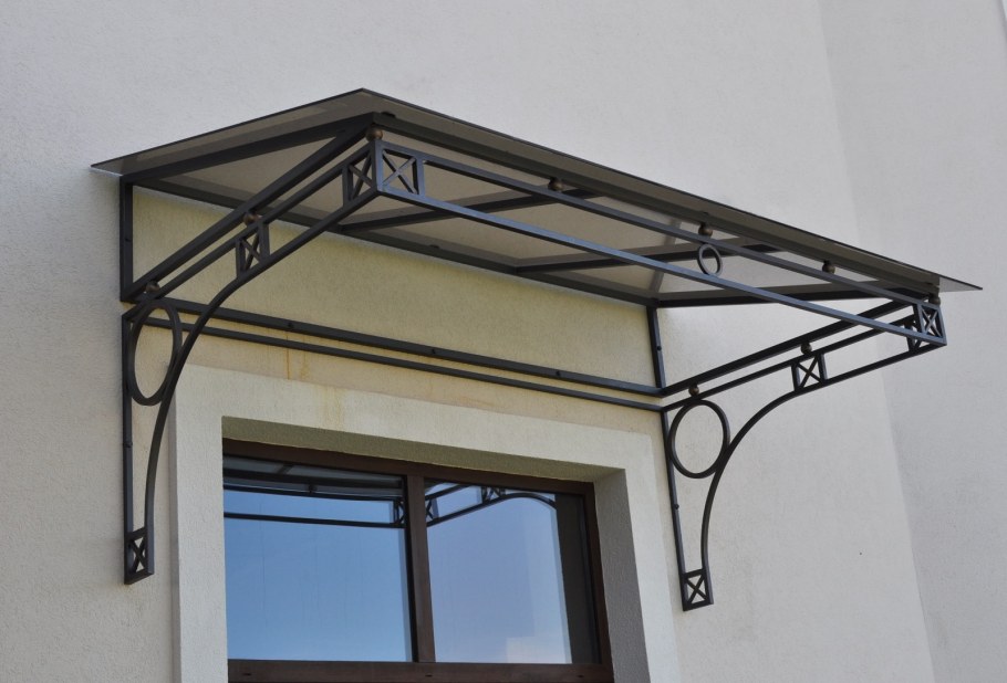 Козырёк над крыльцом