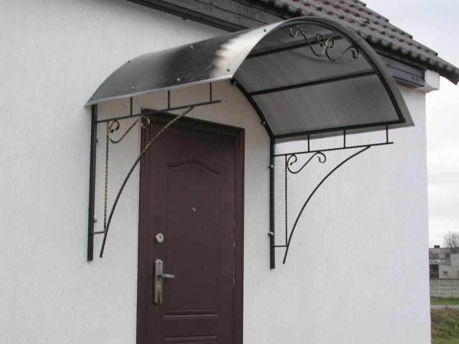 Козырек над входом