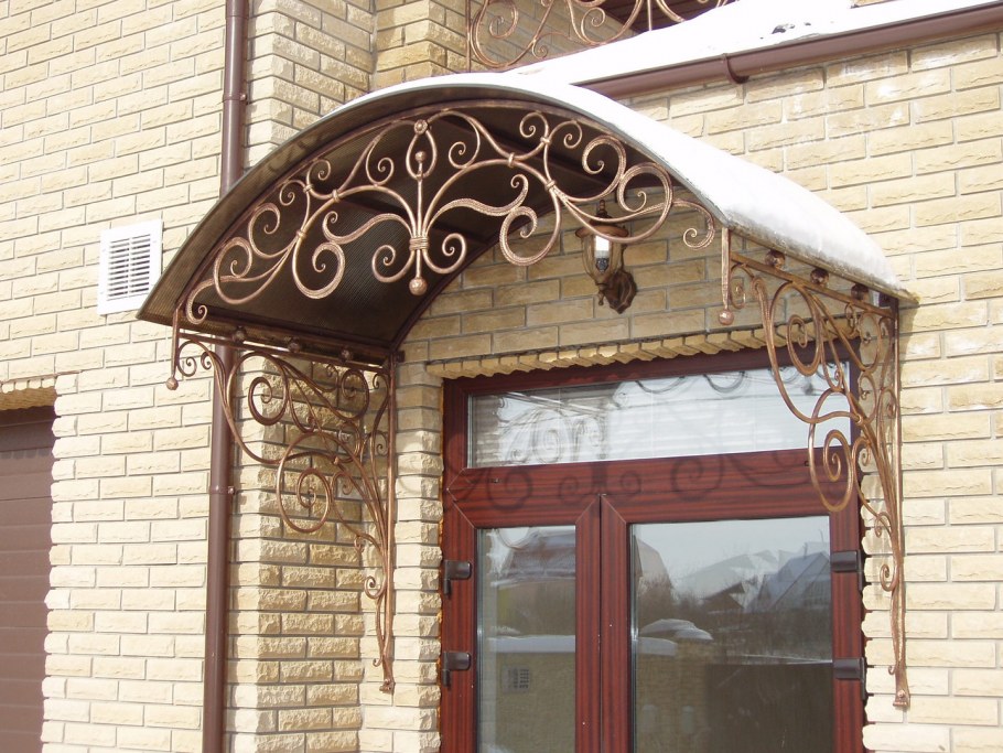 Козырёк над крыльцом