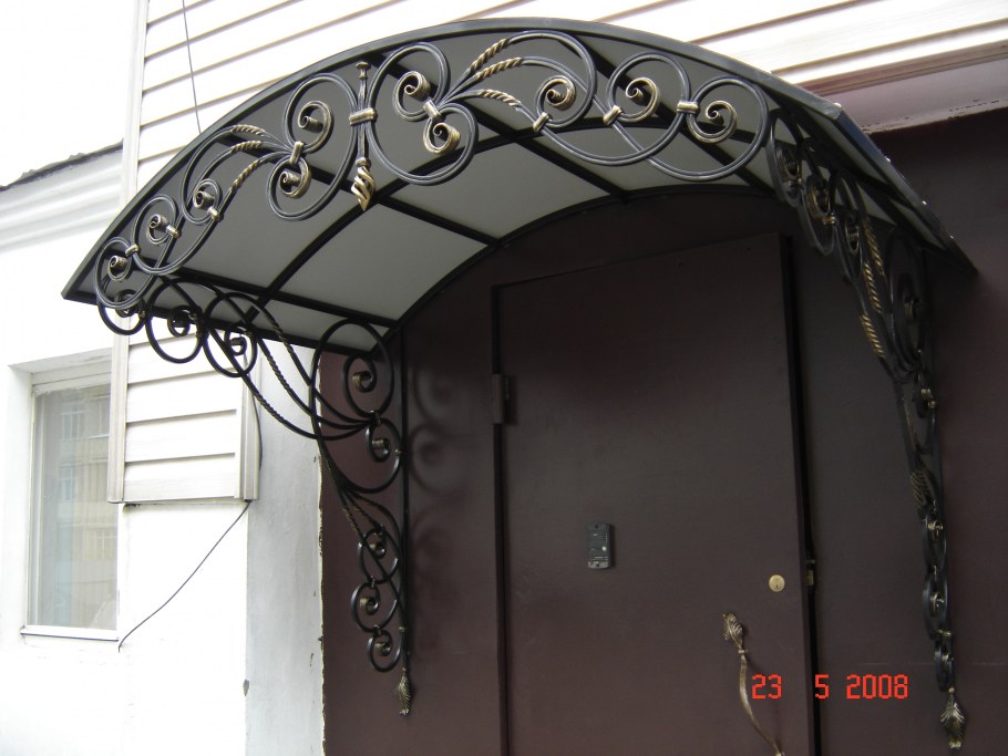 Козырёк над крыльцом
