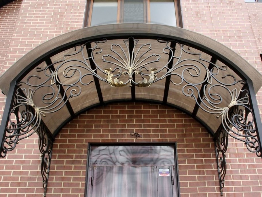 Кованые козырьки над крыльцом