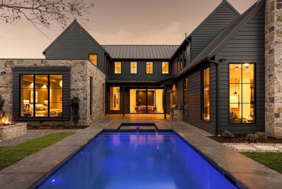 Красивый загородный дом