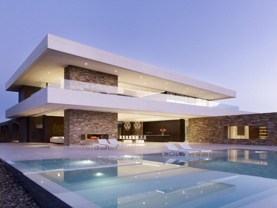 Современный коттедж с бассейном