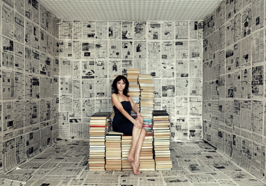 Стена обклеенная газетами