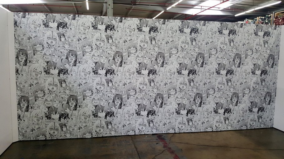 Стена обклеенная мангой