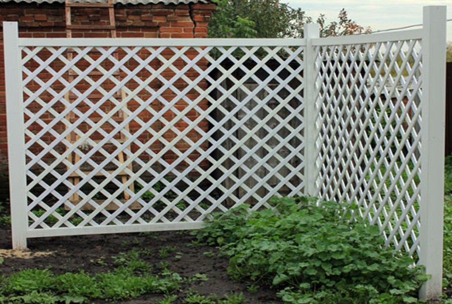 Решетчатый забор деревянный