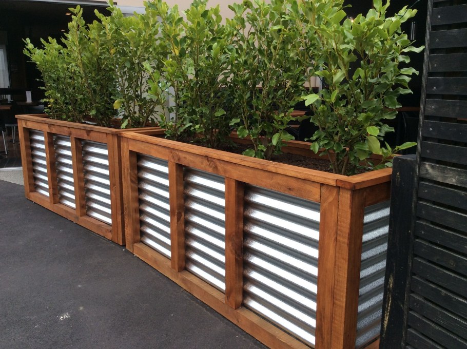 Ограждение клумба на террасе