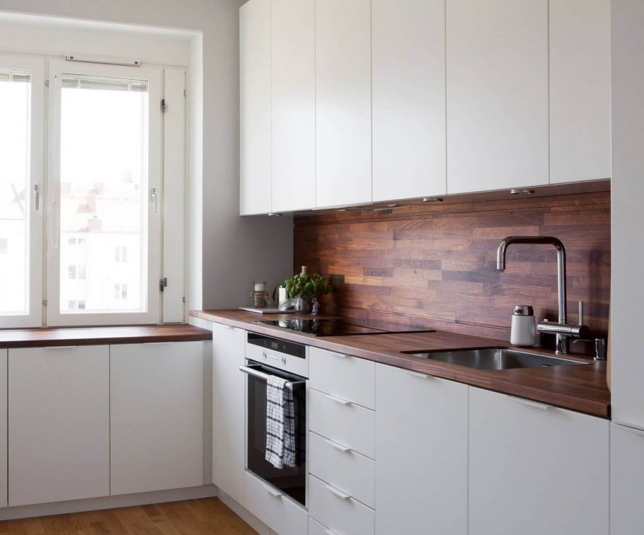 Белая кухня с деревянной столешницей