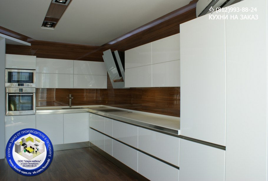 Кухня белый глянец и дерево