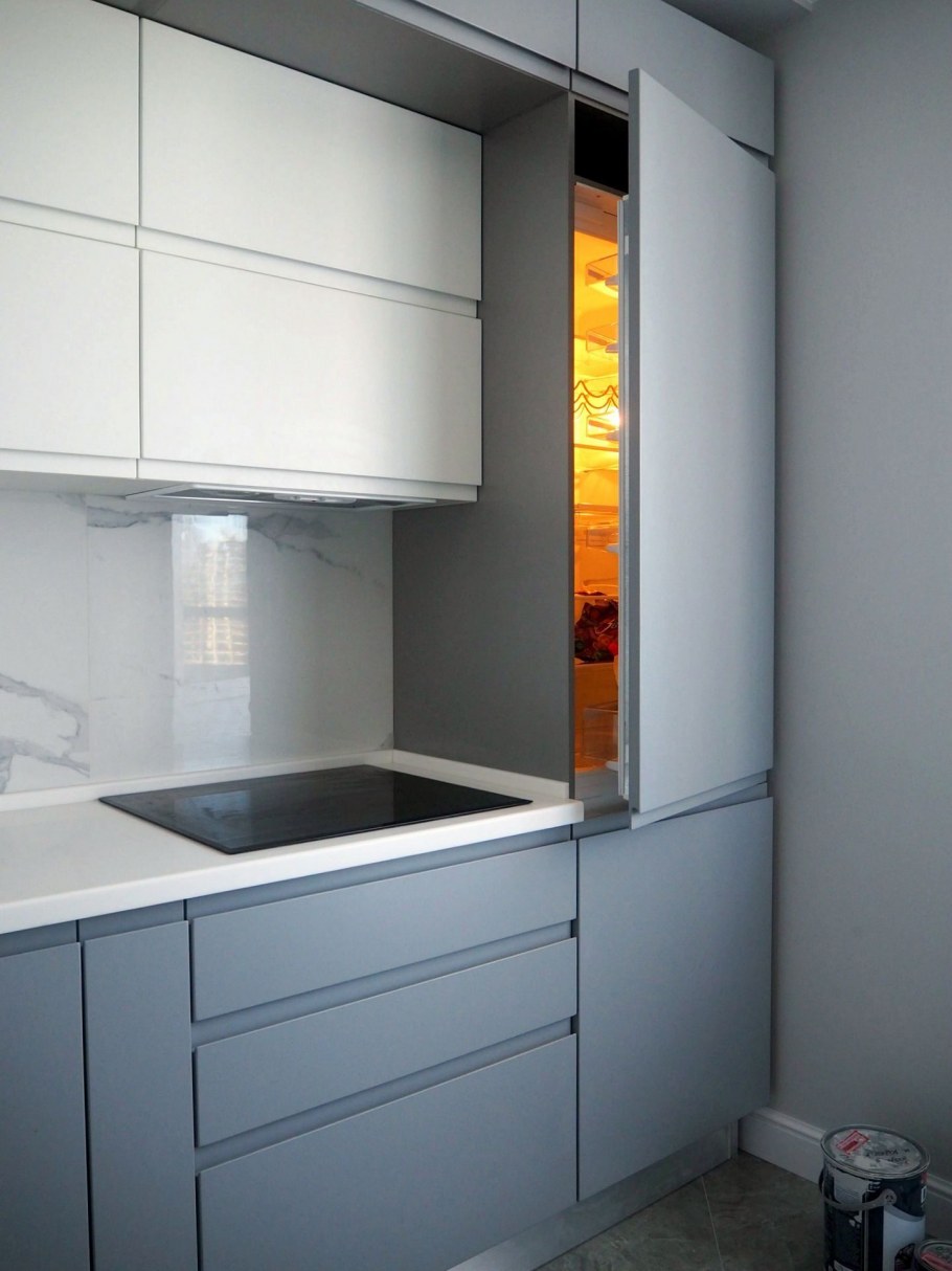 Встроенный холодильник без ручек на фасады кухни