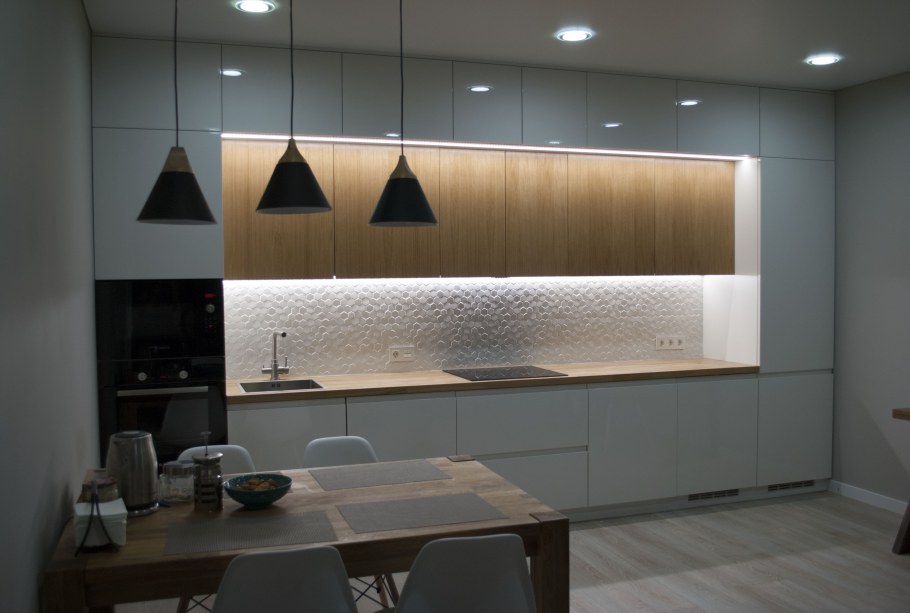 Кухня фасады шпон с интегрированной ручкой