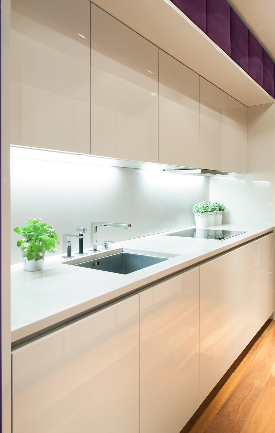 Кухня без ручек с профилем gola