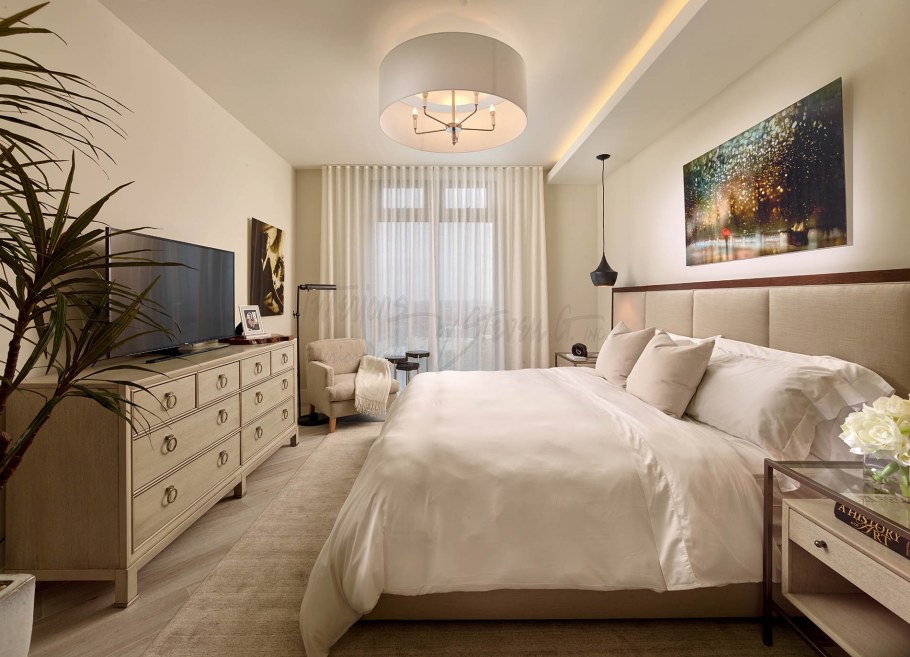 Спальня в светлых тонах