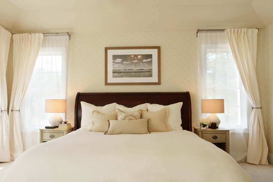 Светильники над тумбочками в спальне