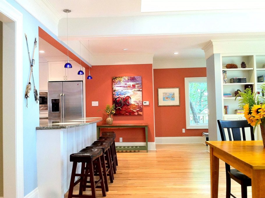 Коралловый цвет в интерьере кухни