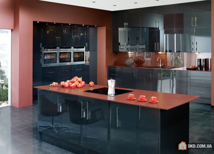 Кухня терракотового и черного