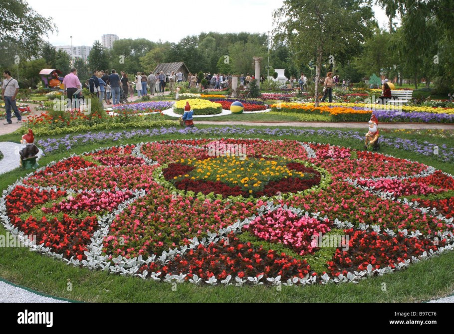 Круглые клумбы для городского озеленения