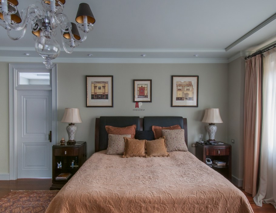 Спальня с коричневыми крашеными стенами