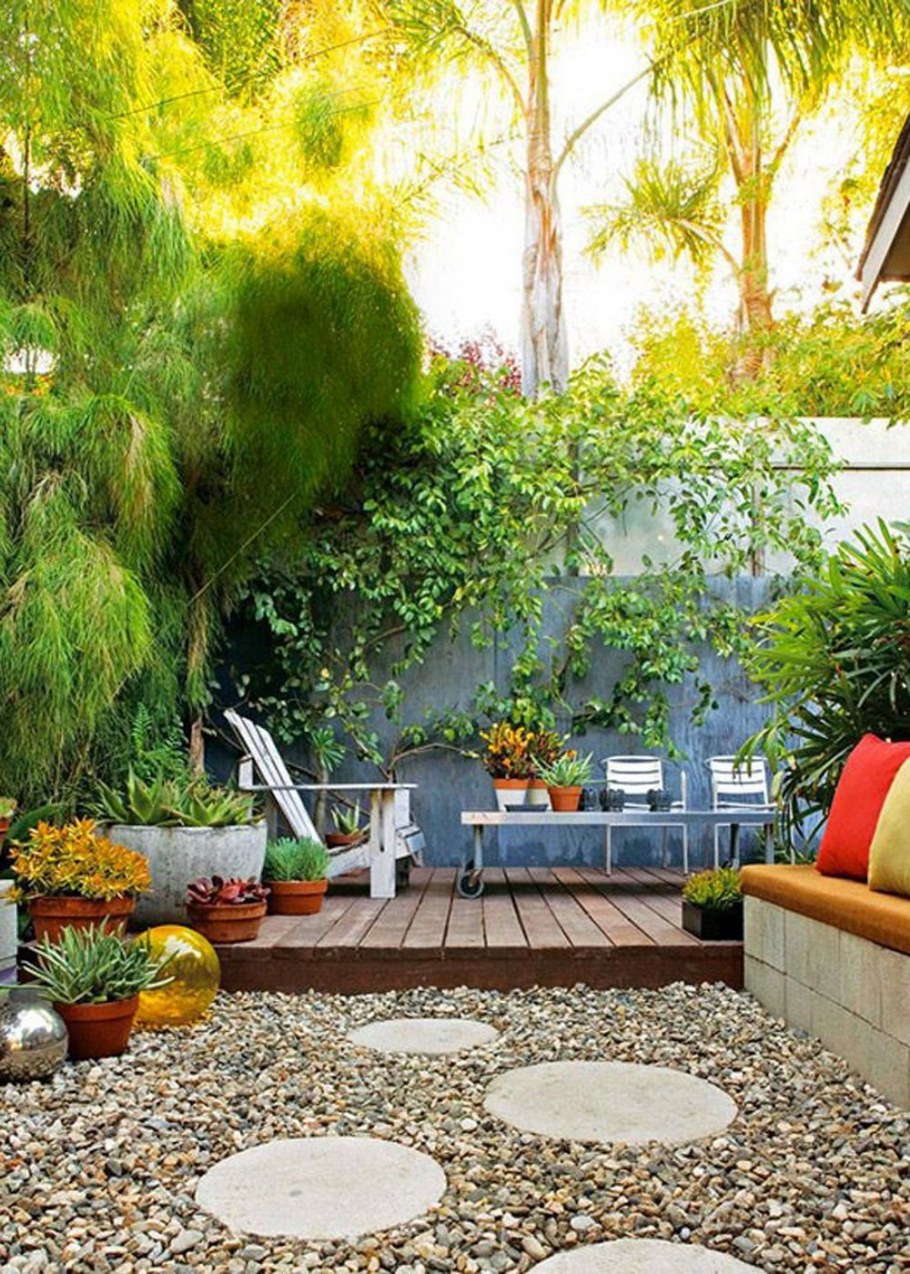 Уютный двор в частном доме