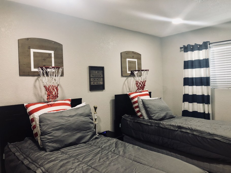 Комната для подростка в голубых тонах