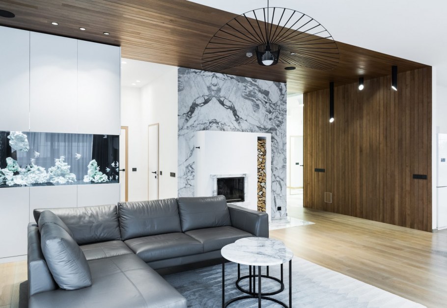 Деревянные столбы в интерьере