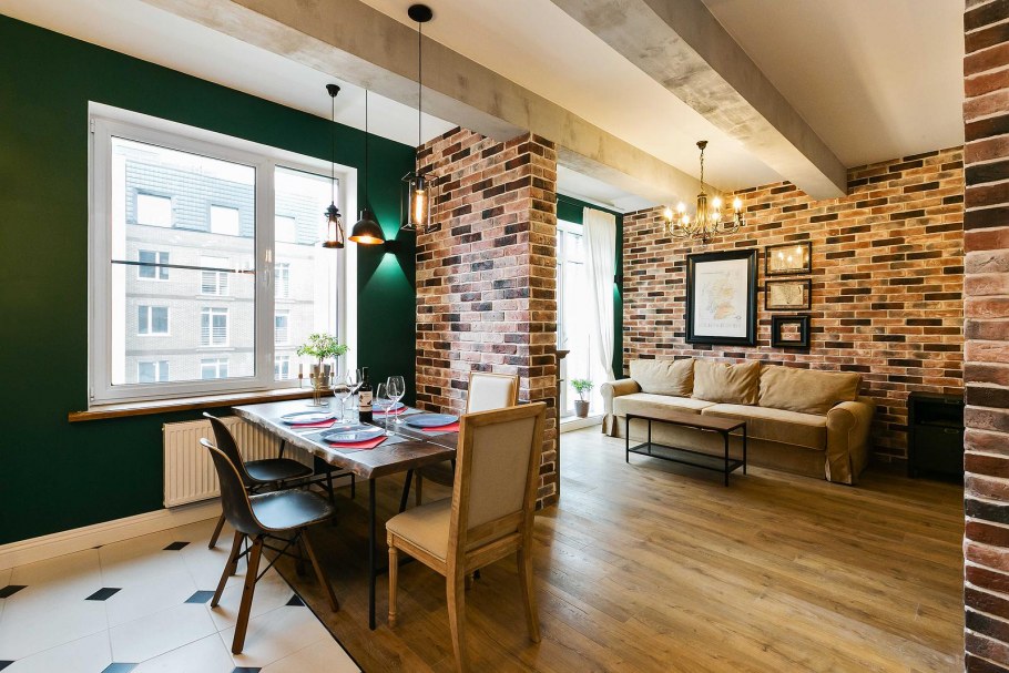 Декоративные балки и кирпич в интерьере