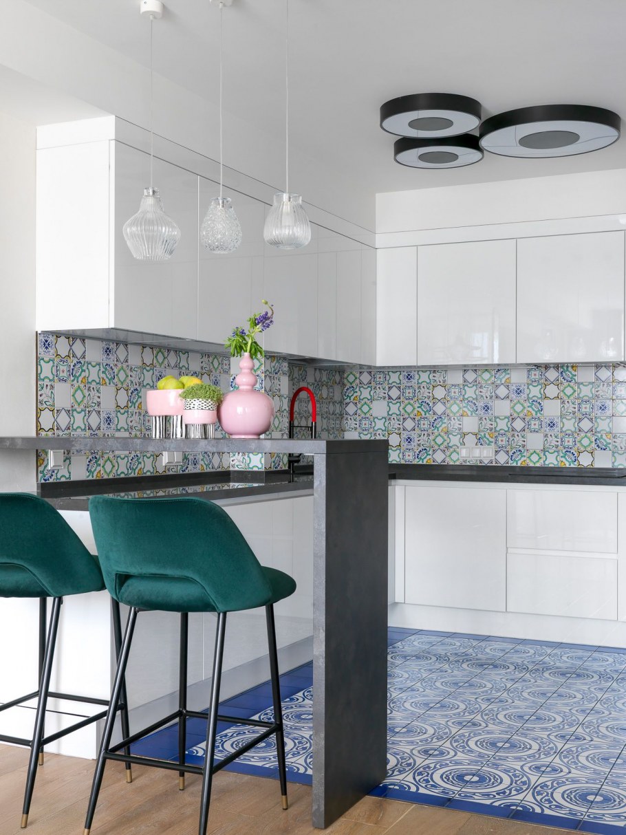 Белая кухня с яркой плиткой