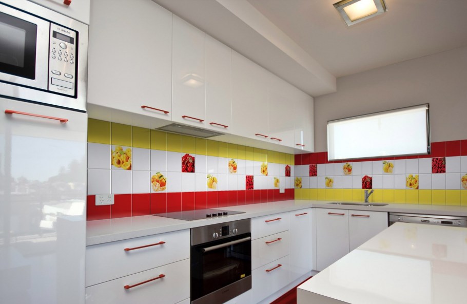 Кухня с ярким фартуком
