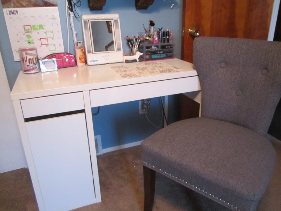 Письменный стол микке икеа в интерьере