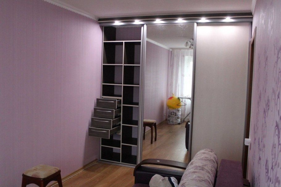 Шкаф в маленькую комнату