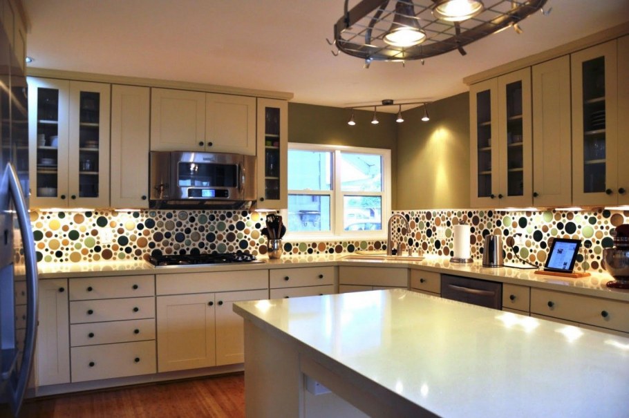 Стеновые панели в интерьере кухни с кухонным гарнитуром