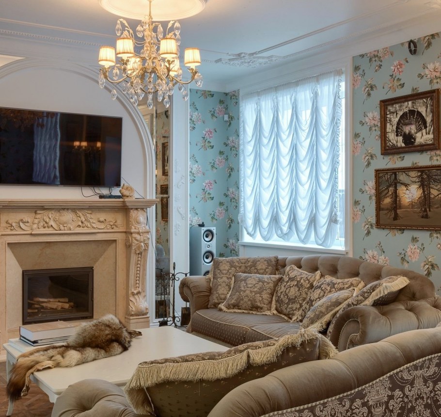 Классический интерьер гостиной с камином