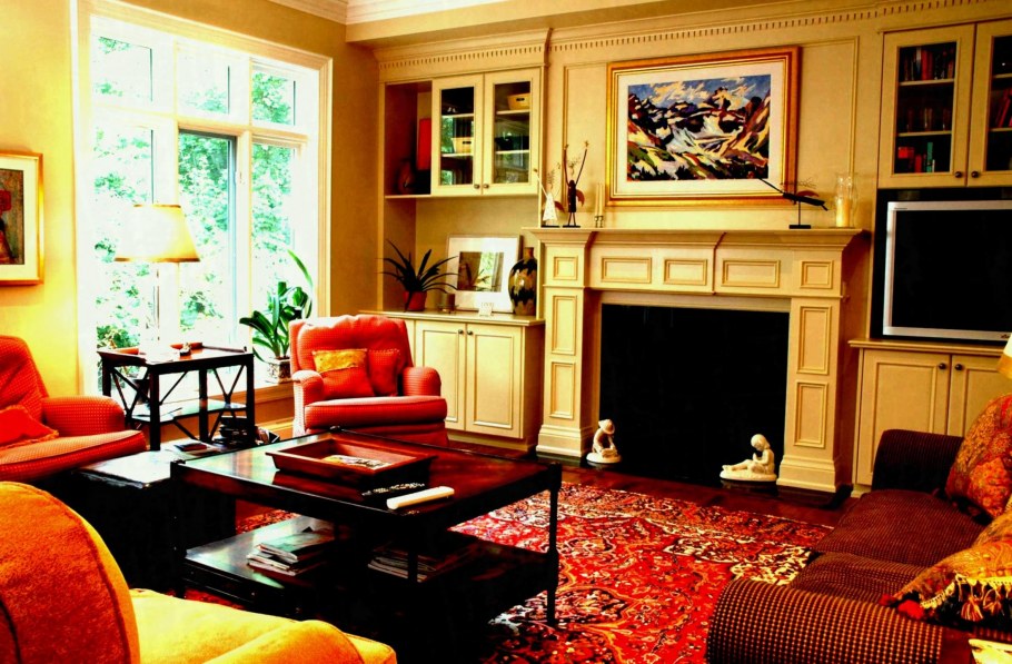 Камин в интерьере гостиной в классическом стиле