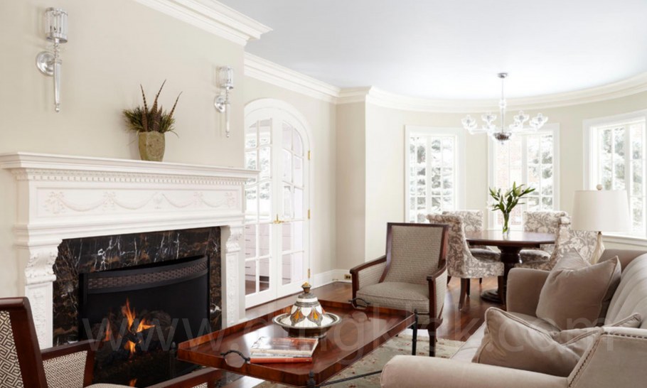 Гостиная с камином в классическом стиле в светлых тонах